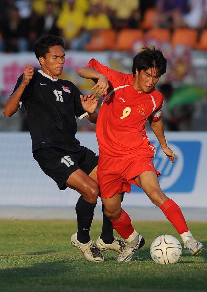 Công Vinh trong trận tranh Huy chương đồng SEA Games 24 với Singapore ở Korat tháng 12/2007. Đó là kỷ niệm rất buồn khi U23 Việt Nam để thua tan tác 0-5.
